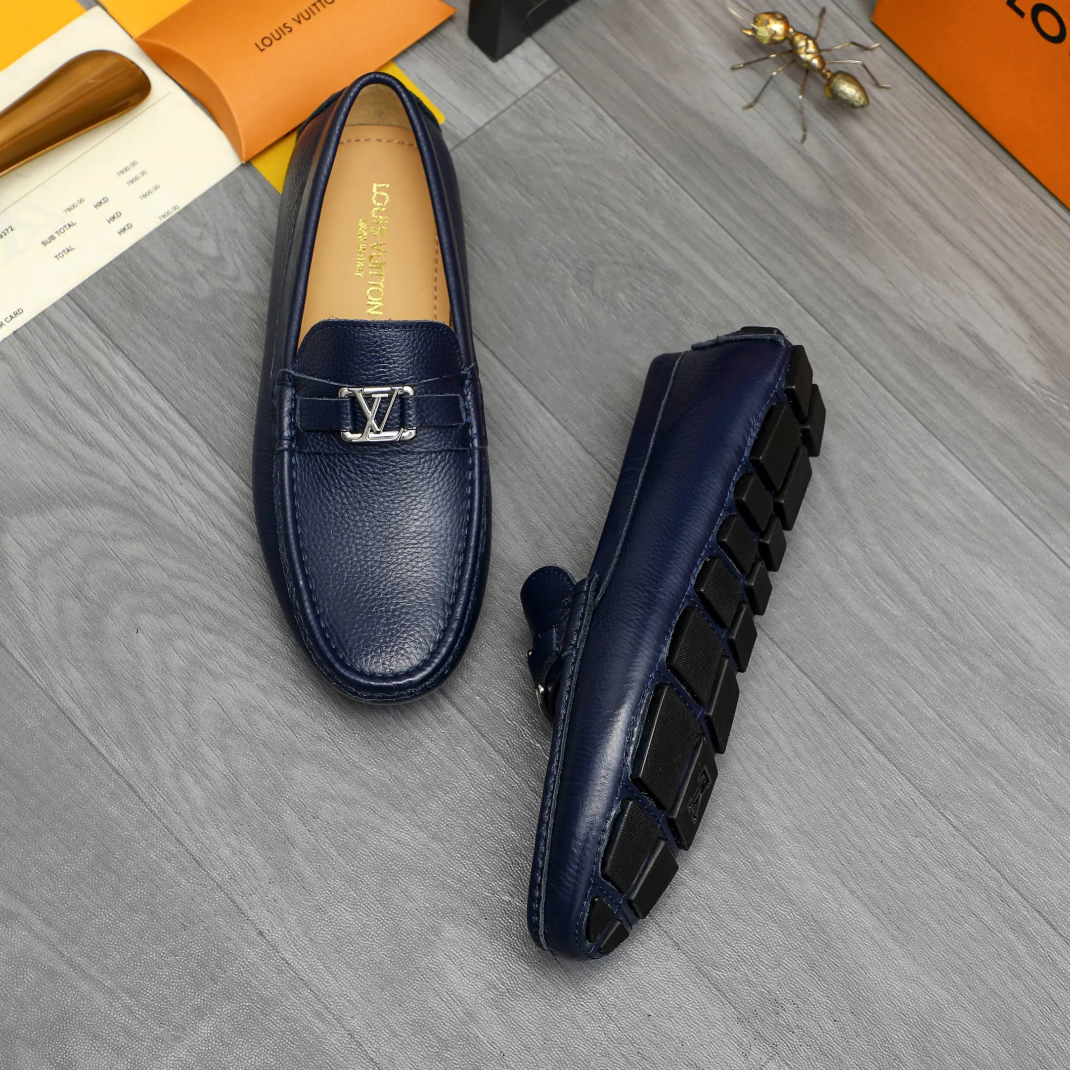 Men's shoes 💰p420 Product trademark: LV (Louis Vuitton) casual slip-on men's shoes Regular size: 38-44 Product materials: Selected pebbled cowhide upper, sheepskin lining, original rubber outsole